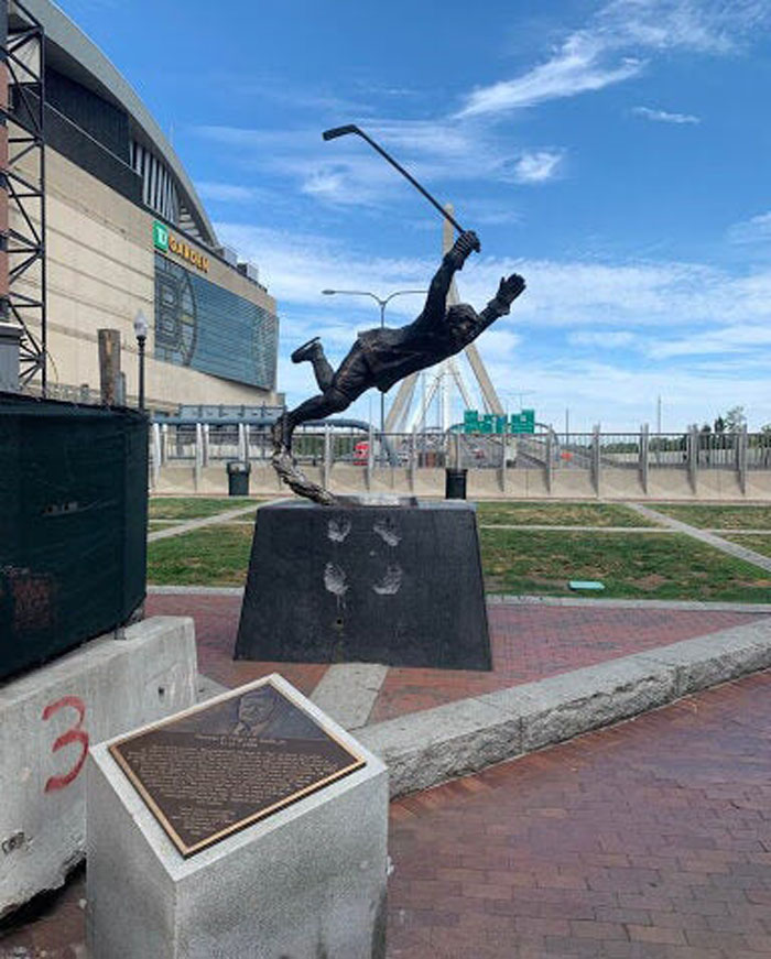 В Бостоне исчезла статуя легенды хоккея Бобби Орра: оказалось, что памятник просто в «отпуске»