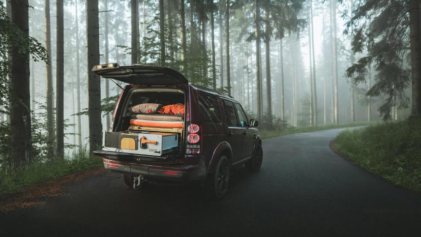 Чешская фирма Studio 519 создала модуль для автомобильного багажника, который превращается в двуспальную кровать и кухню для кемпинга