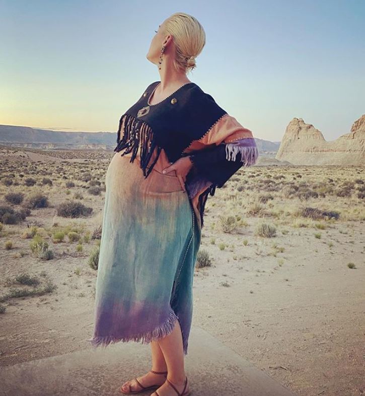 Необычная вещь для беременных: биоразлагаемое платье Кэти Перри