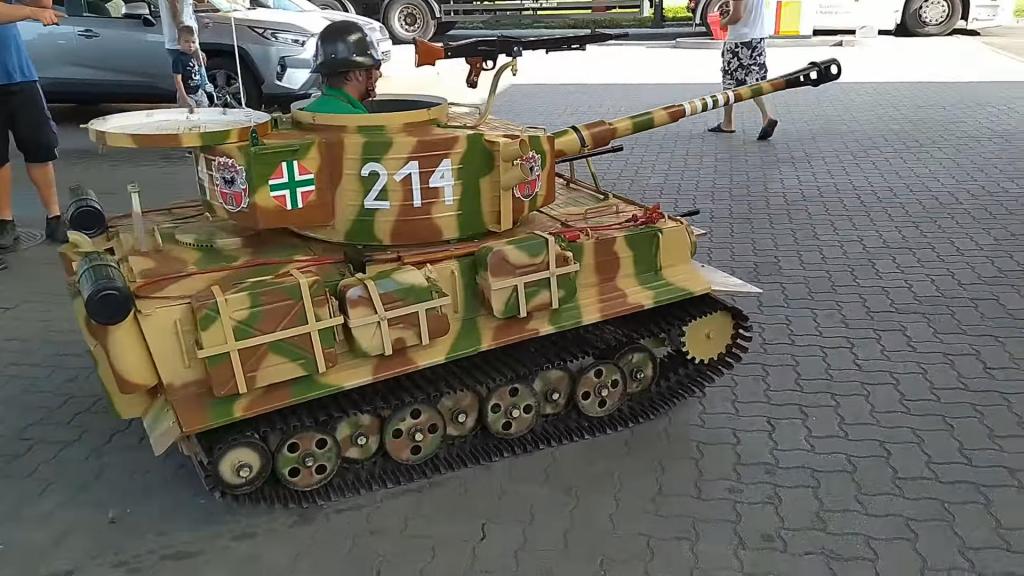 Венгерский Левша приехал на бензоколонку: парень создал точную копию танка «Тигр»