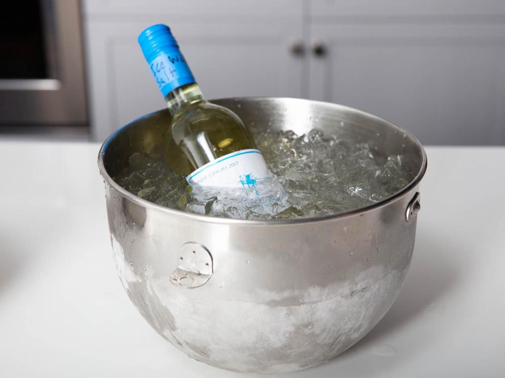 Как охладить бутылку вина меньше чем за 3 минуты: понадобятся лед и соль