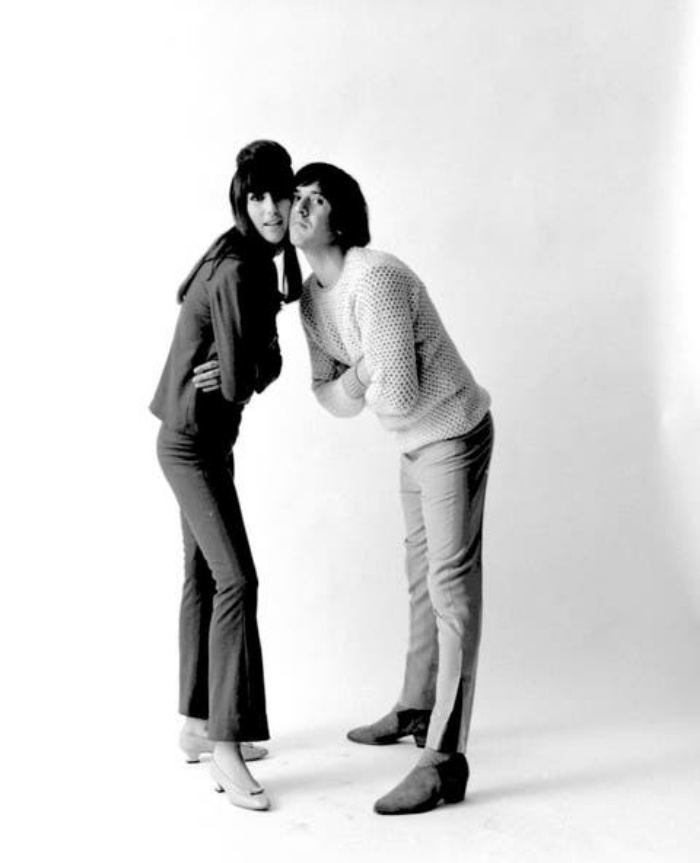 Семейный и творческий союз: опубликованы редкие фото Шер 1965 года, на которых она со своим первым мужем Сонни