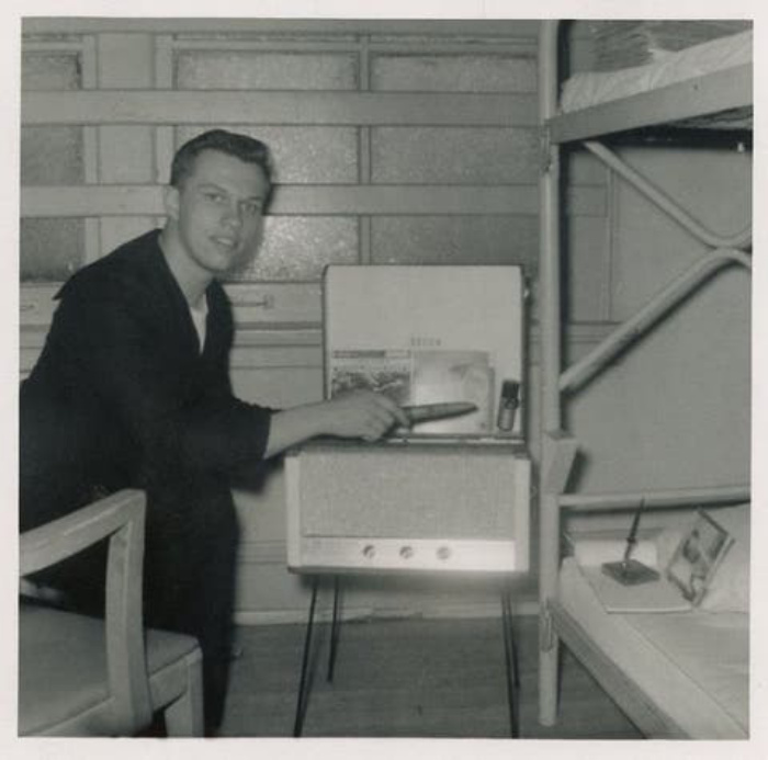 В 1960 проигрыватель был не только техникой, но еще и модным аксессуаром, с которым часто фотографировались (фото)