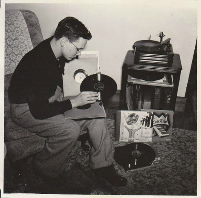 В 1960 проигрыватель был не только техникой, но еще и модным аксессуаром, с которым часто фотографировались (фото)