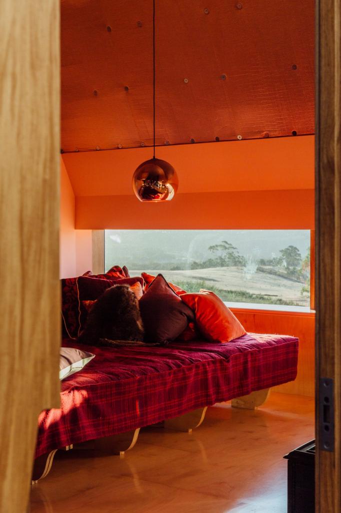 Роскошный дом длиной 110 метров в Австралии: внутри и кухни, и спальни, и грядки