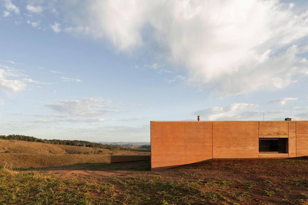 Архитекторы построили дом со стенами из утрамбованной земли в сельской местности Бразилии: глиняные элементы продолжаются и внутри дома (фото)