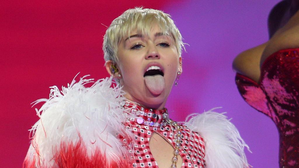 Зачем Майли Сайрус застраховала свой язык: певица буквально носит миллион долларов у себя во рту
