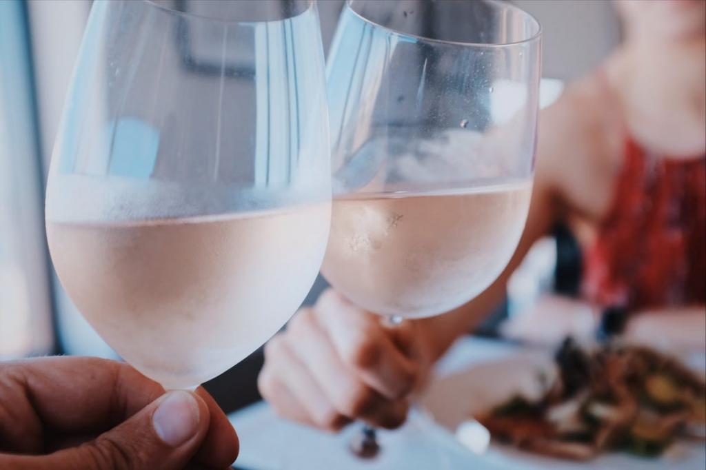 Вместе с пробкой от шампанского наружу вылетают закупоренные чувства: алкоголь, выпитый днем, влияет на нас больше, чем вечерний, отчасти потому, что запретный плод сладок