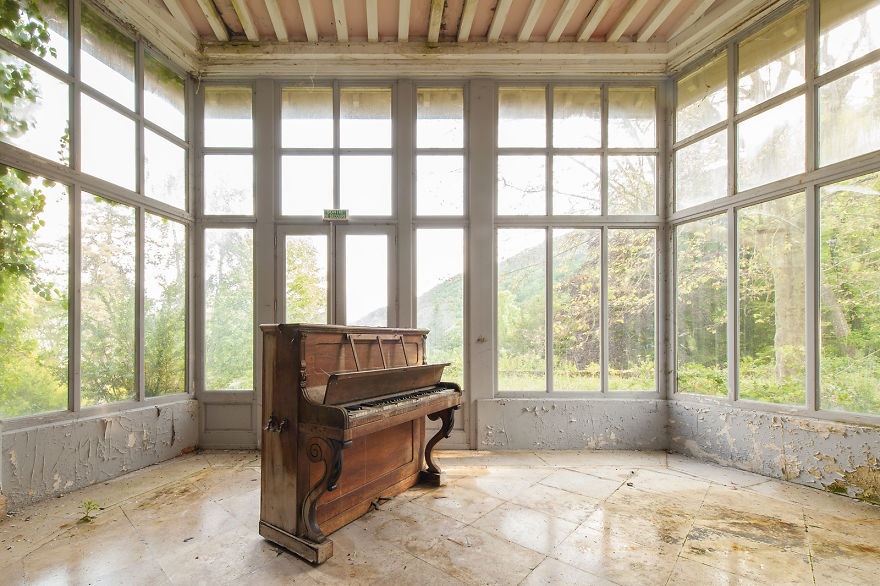 Фотограф путешествовал по Европе, снимая старые заброшенные пианино: что он увидел