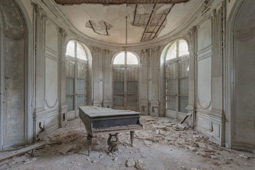 Фотограф путешествовал по Европе, снимая старые заброшенные пианино: что он увидел
