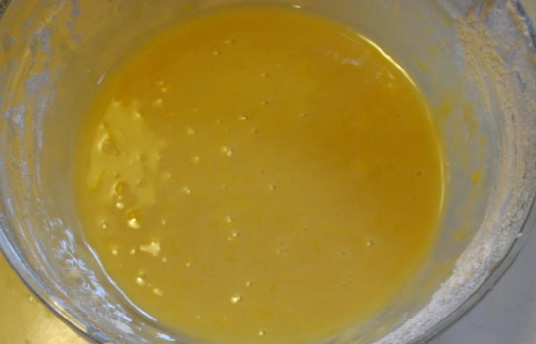 Эклеры готовлю по особому рецепту: макаю их в желтую глазурь, а сверху кладу красный "перчик"