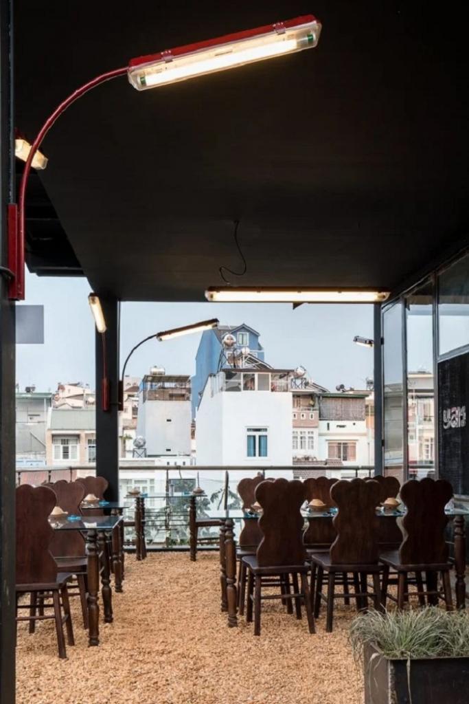 Архитекторы отгородили ресторан у шумной дороги высокими стенами, а в зал на улице ведет "ржавый" мост: фото
