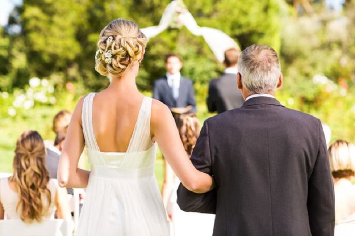 Невеста удивила своим списком требований к гостям: обязательны накладные ресницы и зарядки для смартфонов