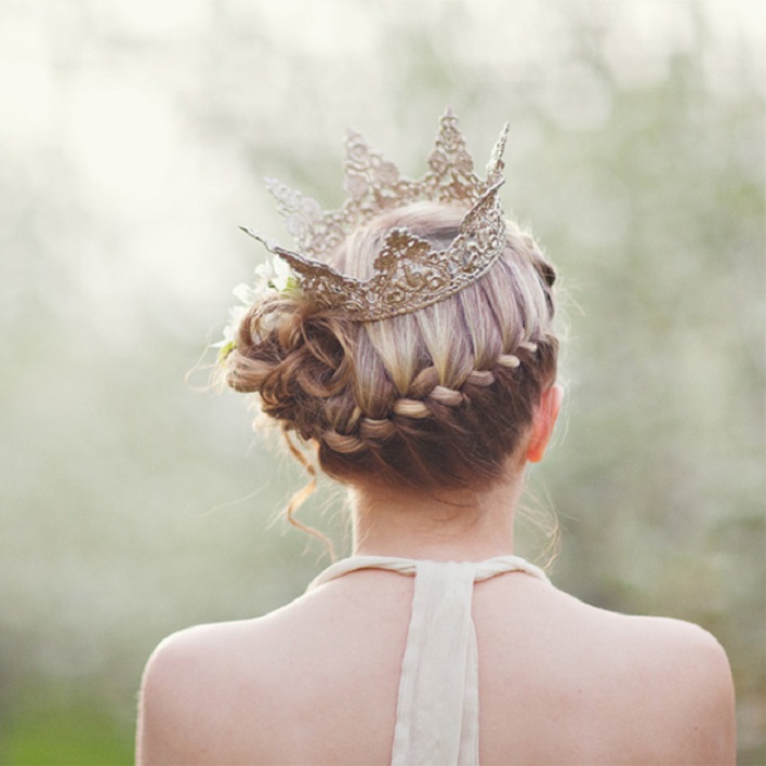 Подружку невесты раскритиковали за корону на репетиции свадьбы ее подруги