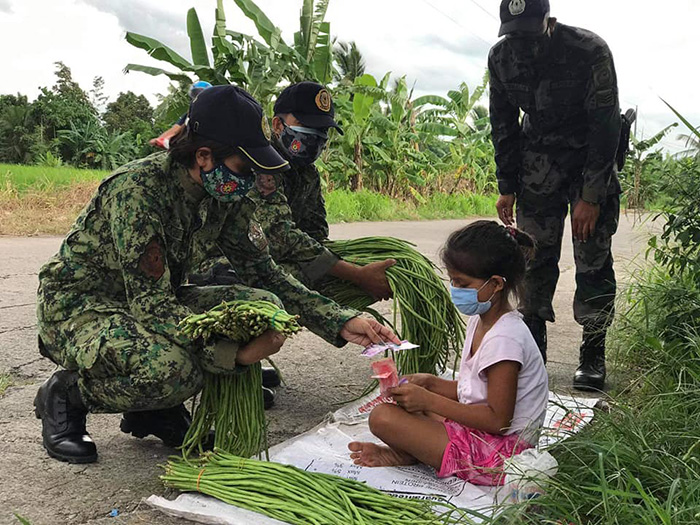Девочка продавала овощи: проезжающие мимо полицейские купили весь товар и отвезли малышку домой