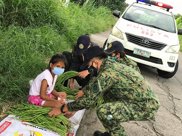 Девочка продавала овощи: проезжающие мимо полицейские купили весь товар и отвезли малышку домой