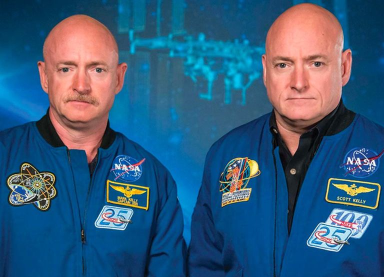 Один из близнецов год пробыл в космосе. Когда братья встретились, люди заметили внешние изменения