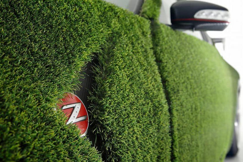 Газон на кузове: владелец решил сделать своему Nissan 350Z экологичный дизайн из травы