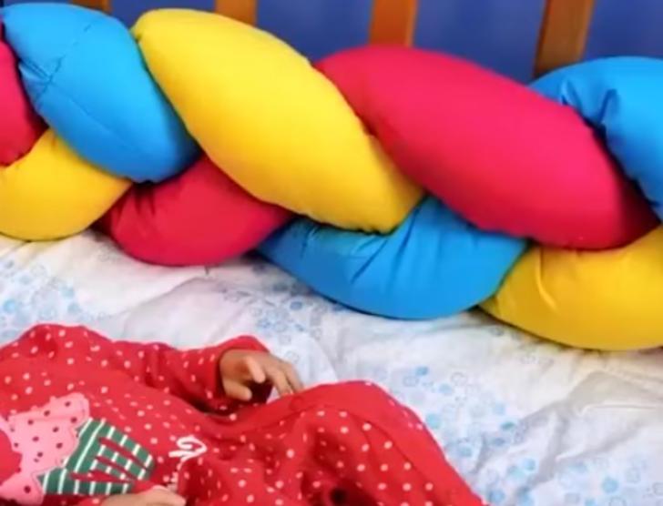 Грудничок во сне может удариться о бортики кроватки: как этого избежать - лайфхак для мамочек