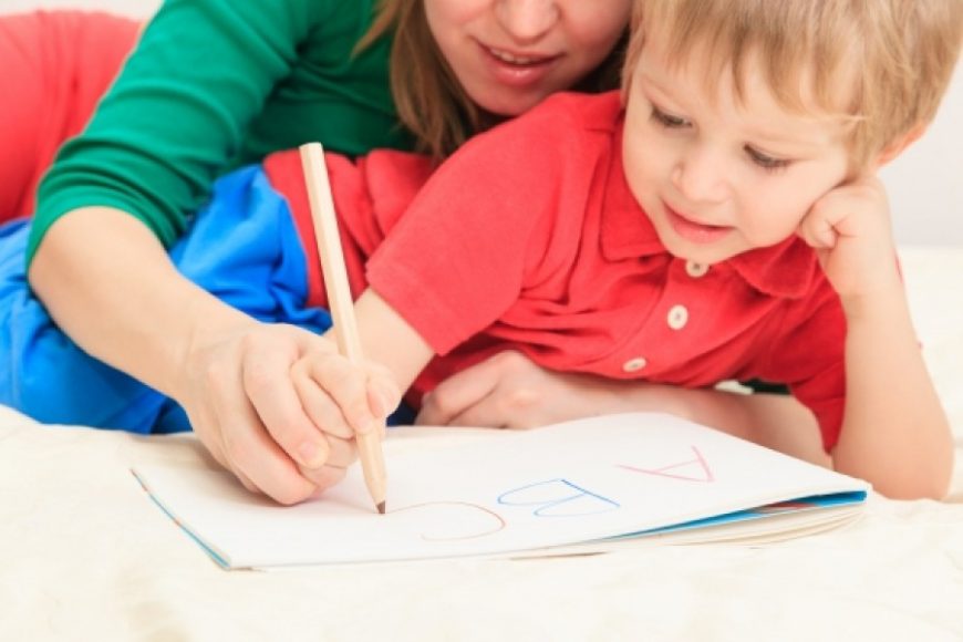 В школу будь готов: как подготовить руку ребенка к письму и улучшить почерк