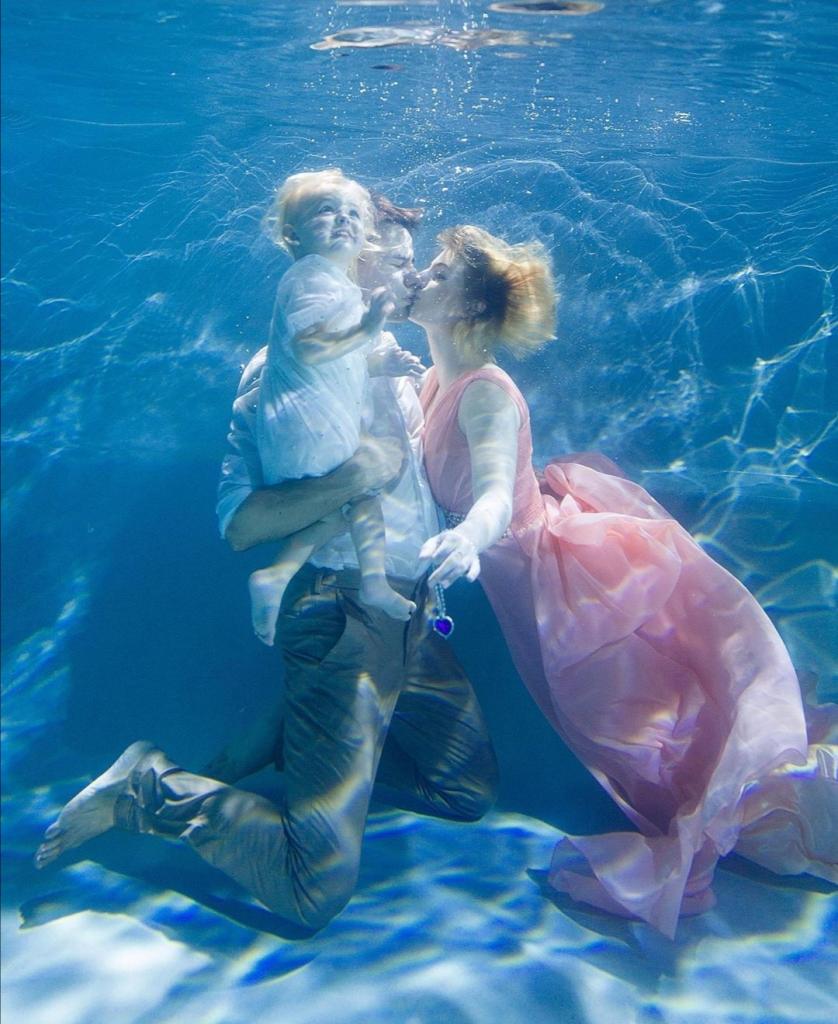 Волшебная фотосессия под водой: ладно мама и папа, но и ребенок позирует, как профессионал