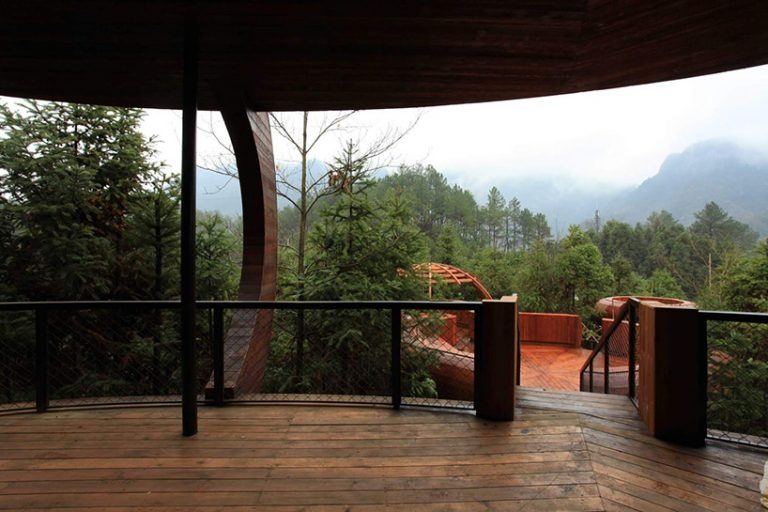 Архитекторы построили курортную виллу в горах Китая: выглядит так, будто НЛО совершил посадку посреди леса