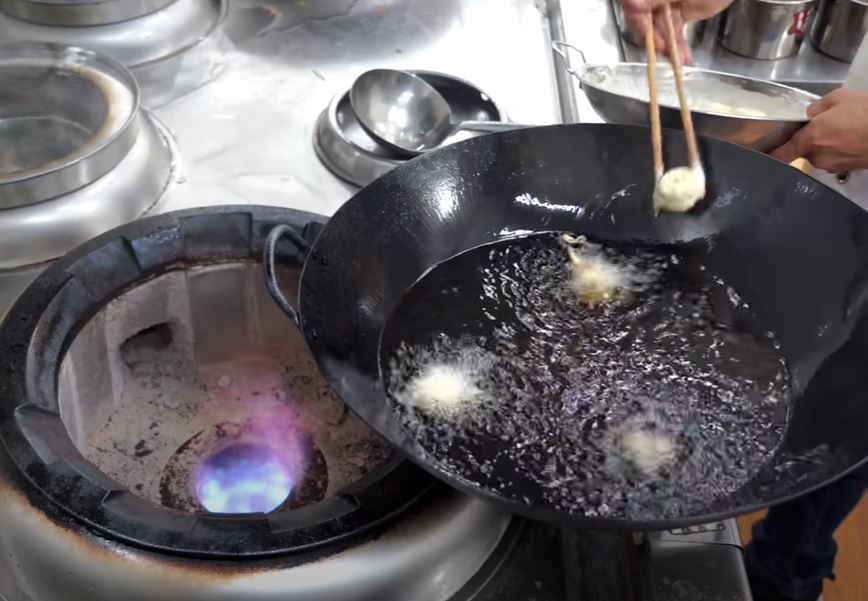 Бананы в картошке: китайский повар виртуозно приготовил блюдо из двух, казалось бы, малосовместимых продуктов (видео)