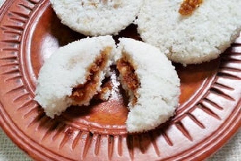 Рисовые лепешки со сладкой кокосовой начинкой: детей от лакомства не оторвать