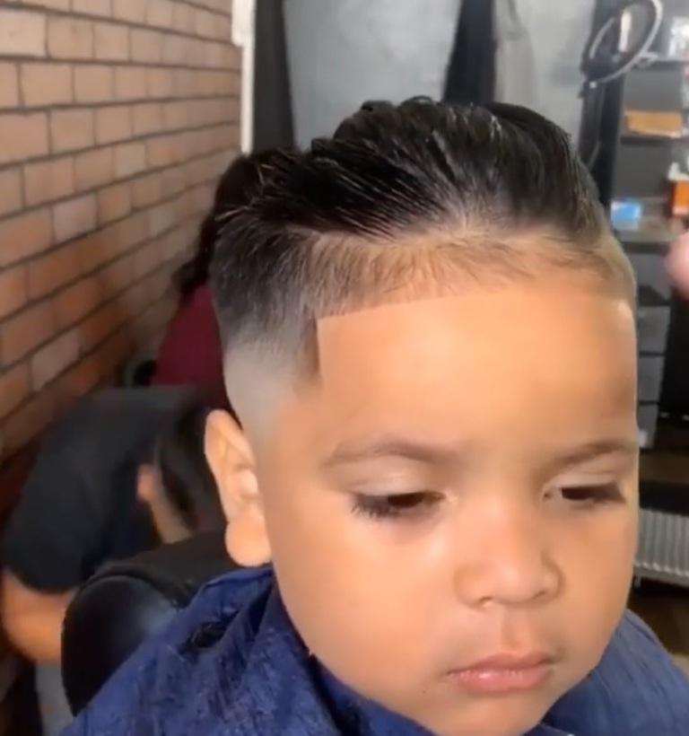 Увидела, как в парикмахерской подстригли мальчика, и решила своему сыну сделать такую же прическу: фото