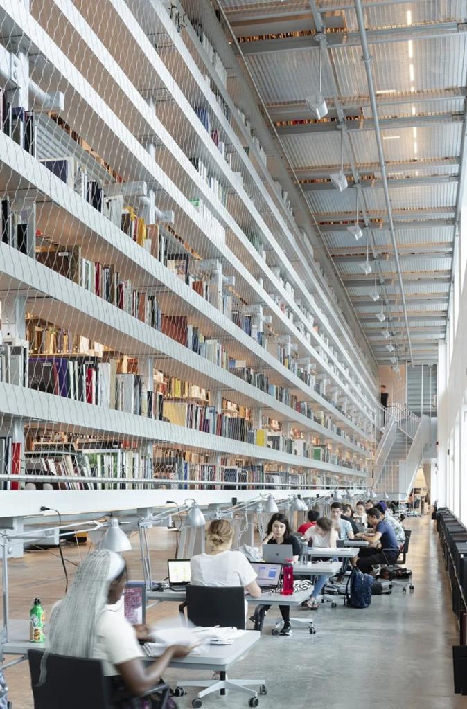 Архитектор обновил библиотеку университета в Нью-Йорке, добавив подвесные книжные стеллажи. Кажется, будто полки с литературой как по волшебству парят в воздухе