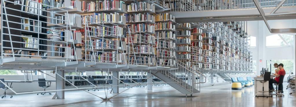 Архитектор обновил библиотеку университета в Нью-Йорке, добавив подвесные книжные стеллажи. Кажется, будто полки с литературой как по волшебству парят в воздухе
