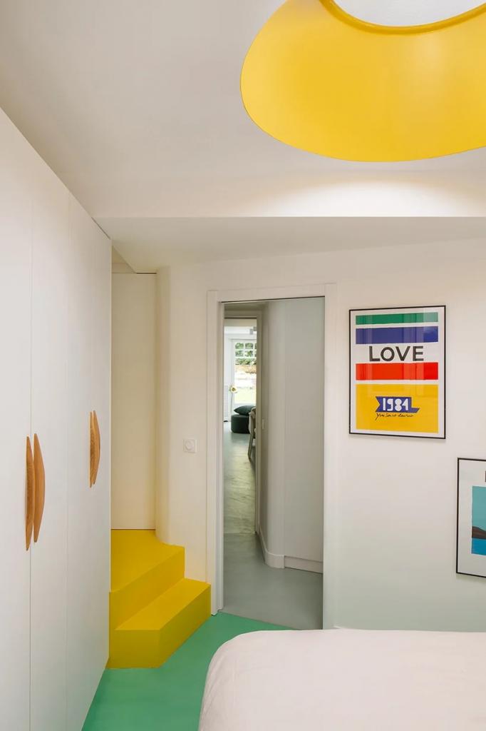Дизайнеры превратили гараж в квартиру: ванная, кухня, спальни - всё есть
