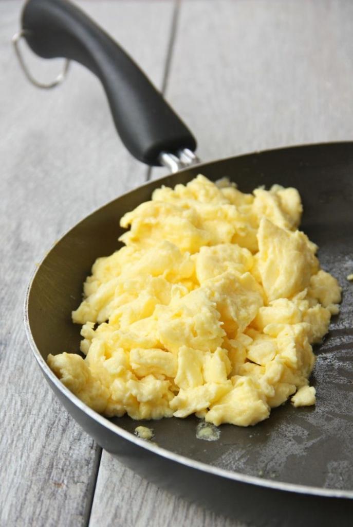 Масло должно подрумяниться, прежде чем выльете яйца на сковороду. Способ готовки яиц может полностью изменить их вкус