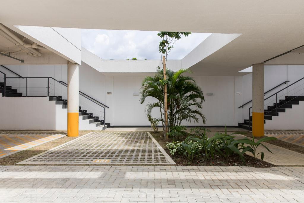 В Бразилии многоквартирный дом обшили ярко-желтыми металлическими решетками, которые защищают от вредного света