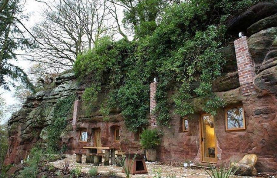 Мужчина превратил пещеру в дом своей мечты. Его жилье теперь лучше, чем у знаменитостей (фото)