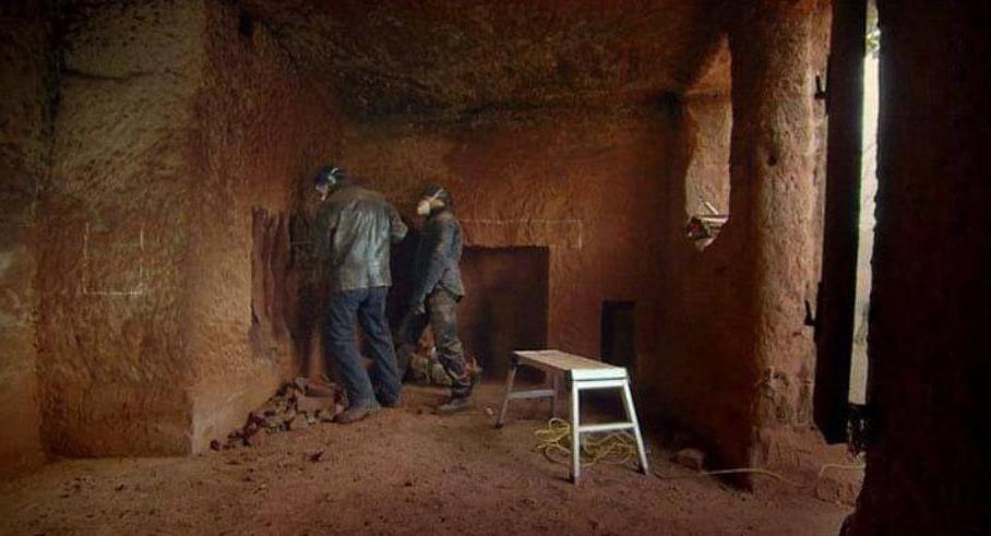 Мужчина превратил пещеру в дом своей мечты. Его жилье теперь лучше, чем у знаменитостей (фото)