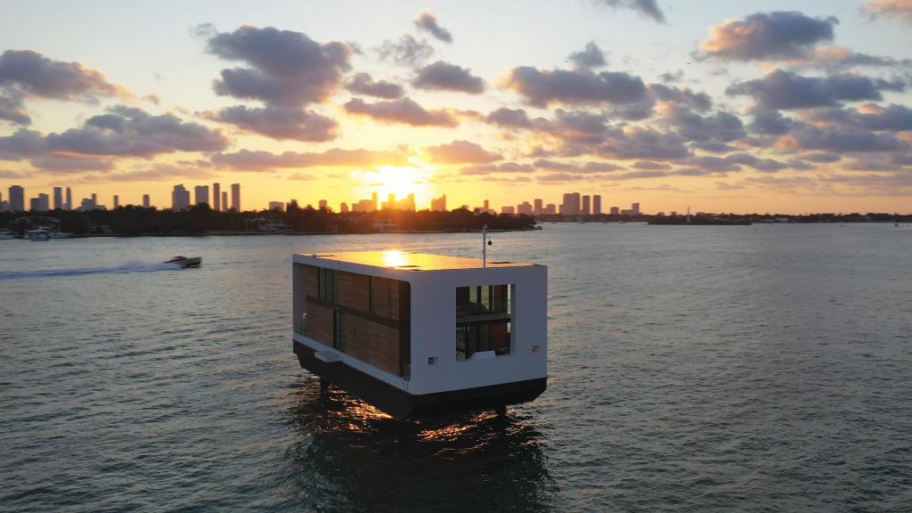 Голландская архитектурная студия создала электрическую яхту-виллу на солнечных батареях с выдвижными сваями, которые позволяют ей полностью подниматься из воды
