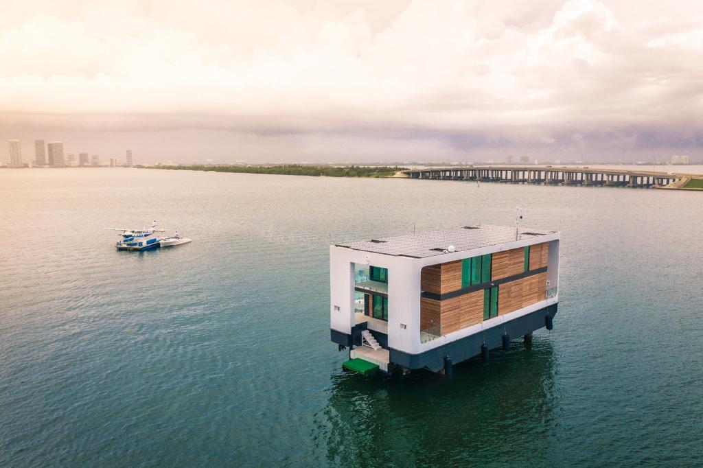 Голландская архитектурная студия создала электрическую яхту-виллу на солнечных батареях с выдвижными сваями, которые позволяют ей полностью подниматься из воды
