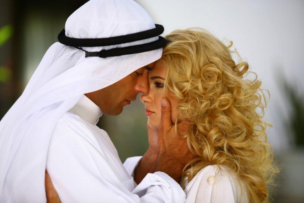 Два арабских мамочки предлагают свои теплые пушистики для роговой парень который любит обоих