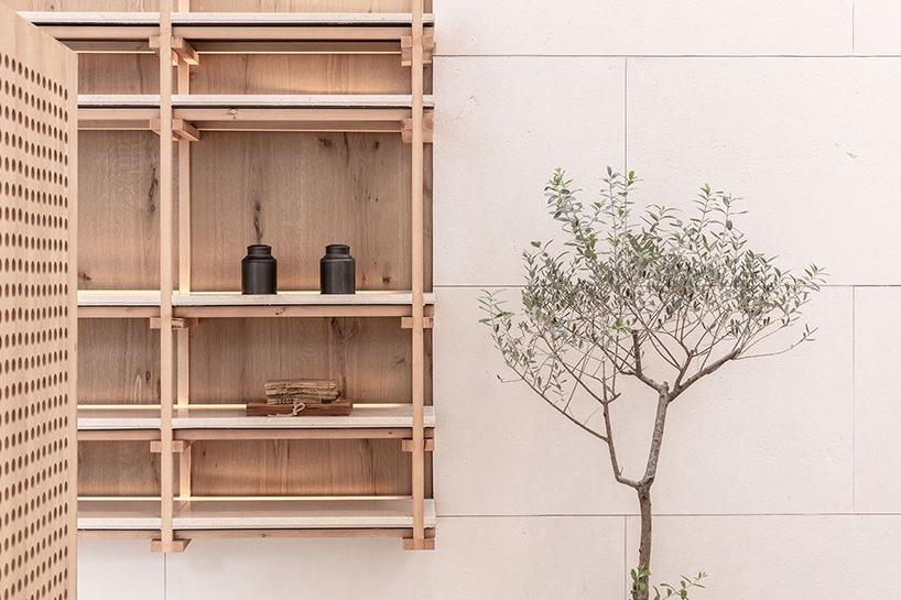 Дизайнеры построили просторное здание вокруг старого дерева в Китае. В новом "музее чая" есть зона для чаепития, отдыха, чтения и ужина