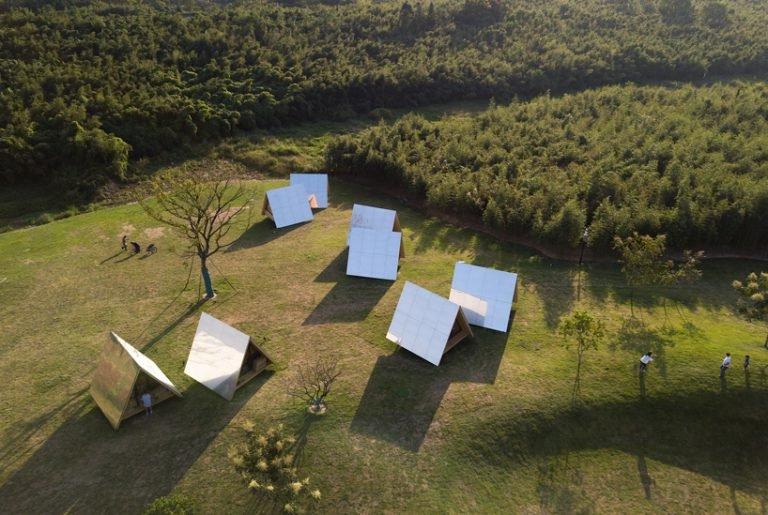 Несколько семей собрались вместе и построили группы треугольных домов на лугу, вдали от города. Все ради того, чтобы возродить концепцию сельских районов
