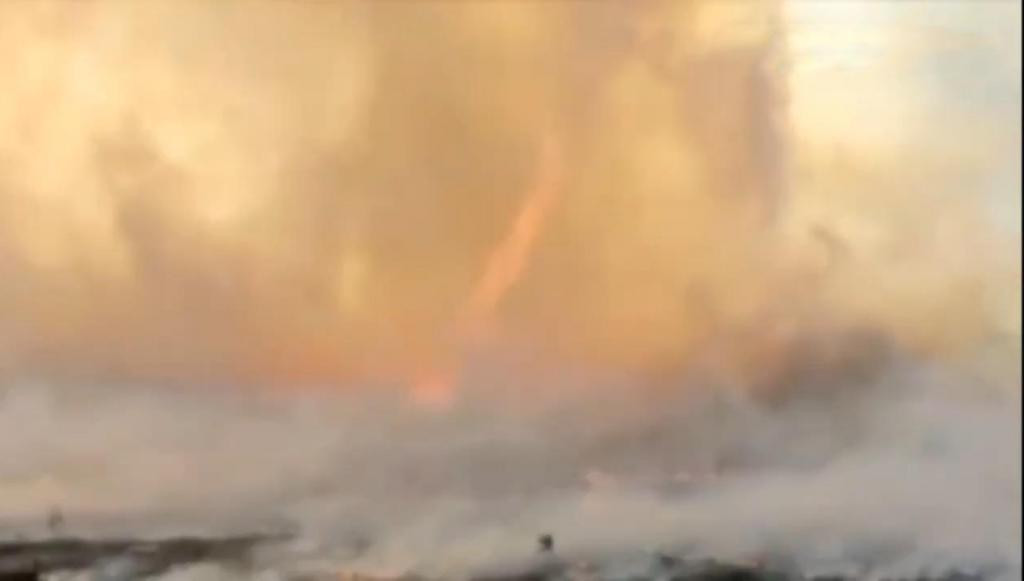 «Огненный дьявол»: в Испании пожарные сняли на камеру редкий огненный смерч (видео)