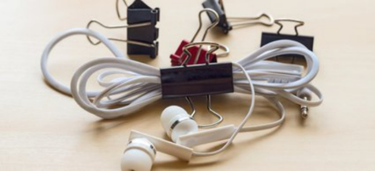 Как сделать так, чтобы электрические провода не попадались постоянно на глаза: выдвижной ящик-зарядка и другие идеи