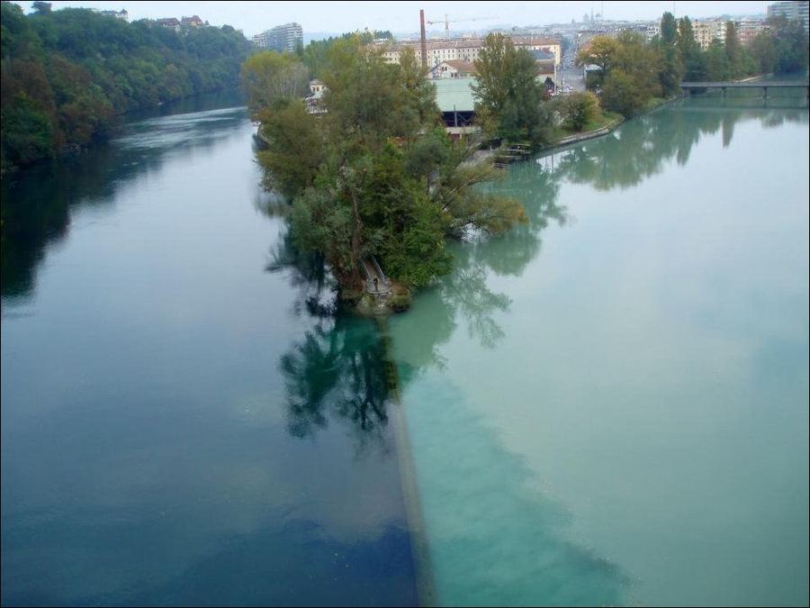 На фото две реки, но выглядят они как одна двухцветная. В чем аномалия такого явления, ради которого туристы хотят попасть в Швейцарию весной