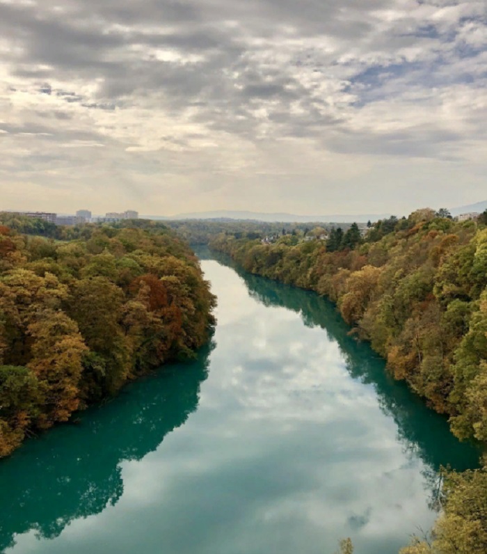 На фото две реки, но выглядят они как одна двухцветная. В чем аномалия такого явления, ради которого туристы хотят попасть в Швейцарию весной