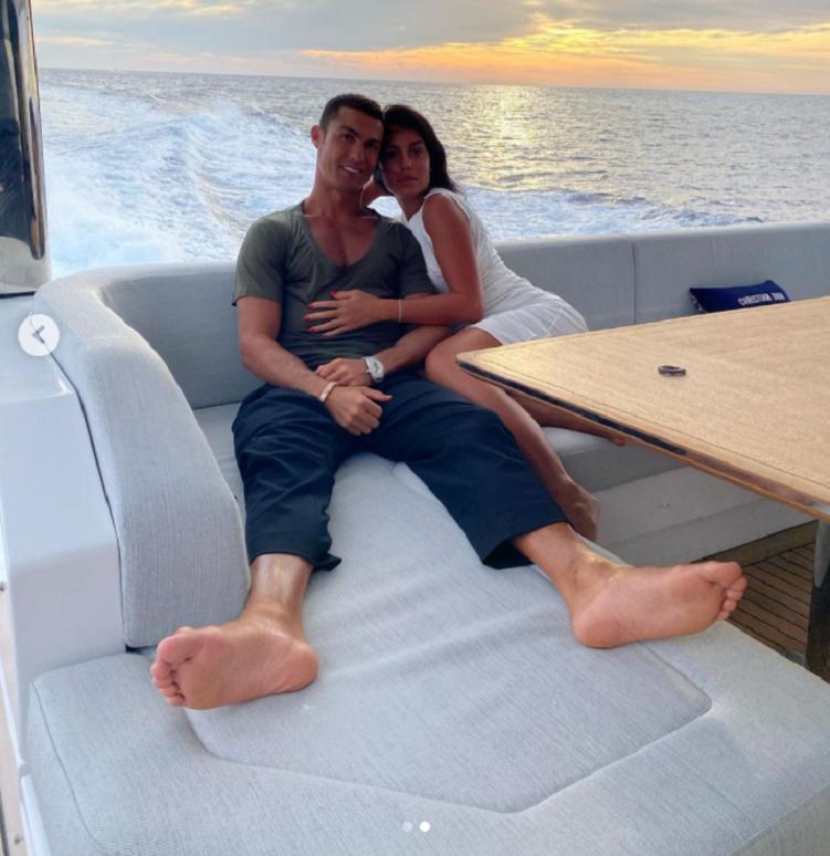 Как целуется Роналду: подруга знаменитого футболиста выложила фото прогулки пары на яхте с их романтичным поцелуем
