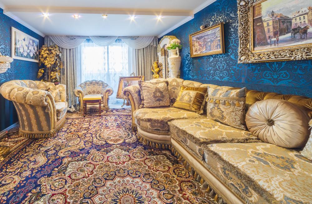 Семикомнатная квартира с "царским" интерьером: необычное жилье выставили на продажу в Беларуси