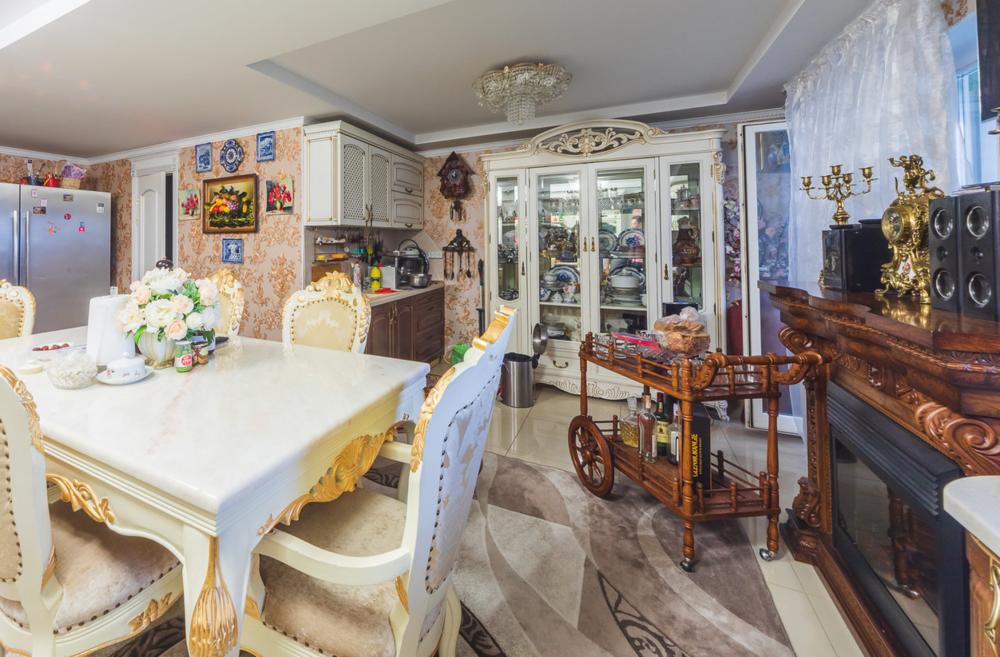 Семикомнатная квартира с "царским" интерьером: необычное жилье выставили на продажу в Беларуси