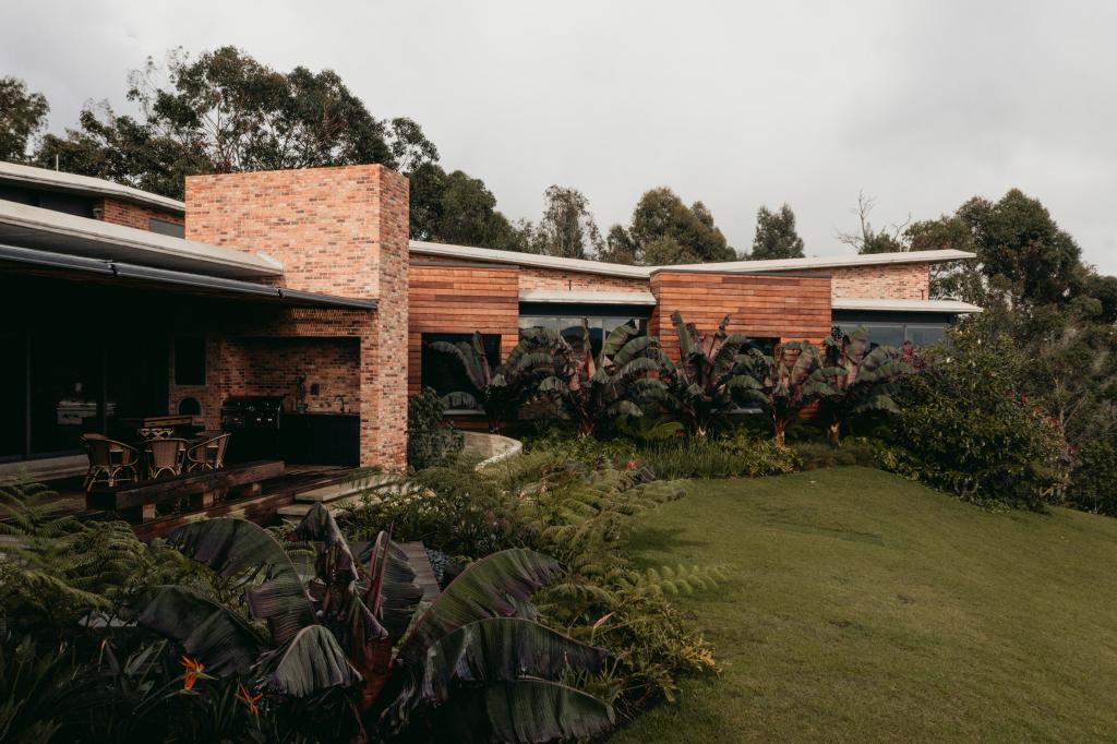 Живые зеленые крыши домов сливаются с холмом и лесом в Колумбии