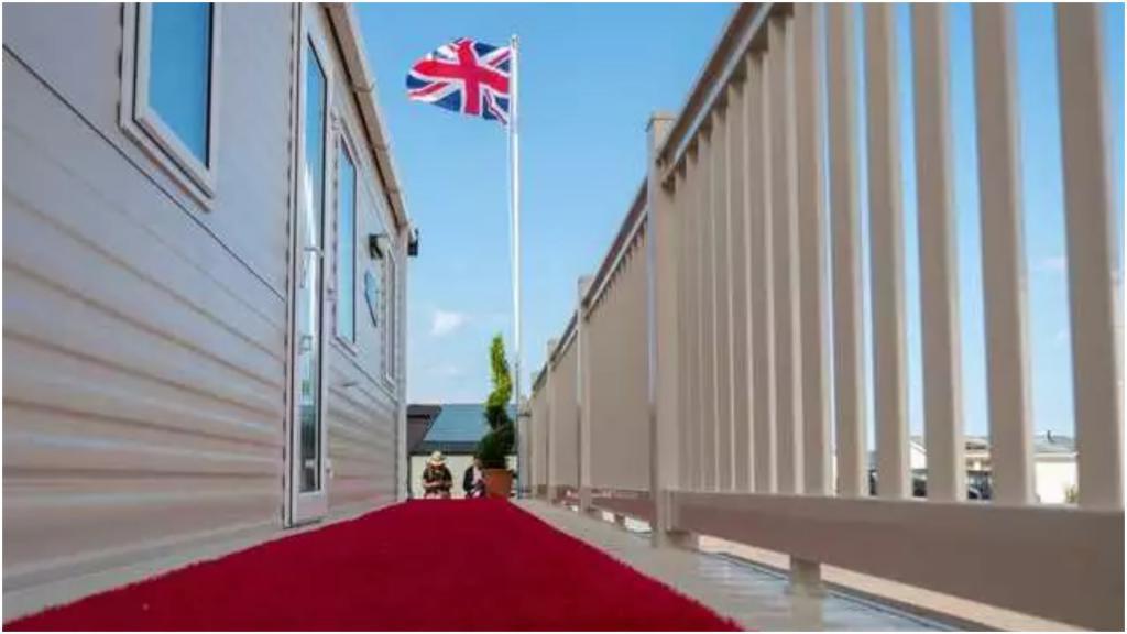 В Великобритании открыли кемпинг с интерьером под Букингемский дворец. Впечатление от миниатюрного домика с огромными тронами